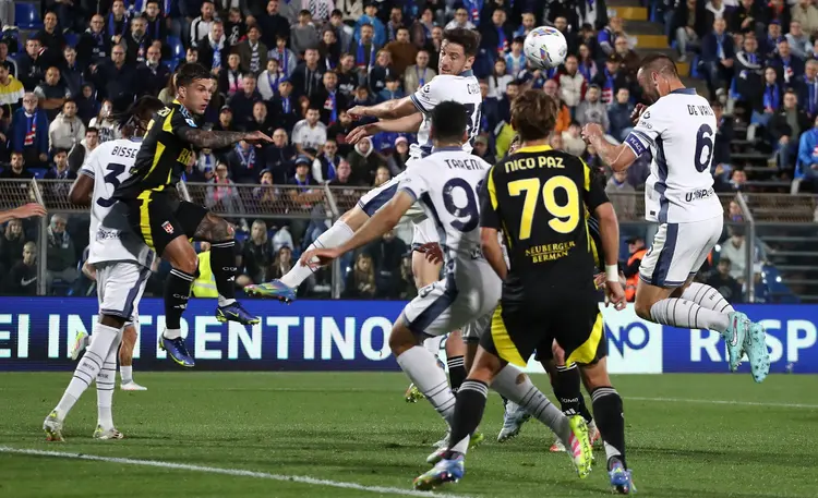 意甲球队遭遇惨败,卫冕冠军壮观反弹 意甲球队遭遇惨败,卫冕冠军壮观反弹