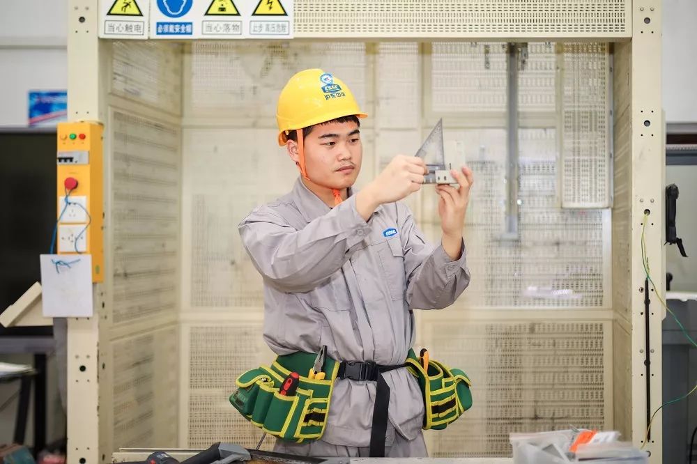 包含性能优良装备帮助选手突破自我的词条