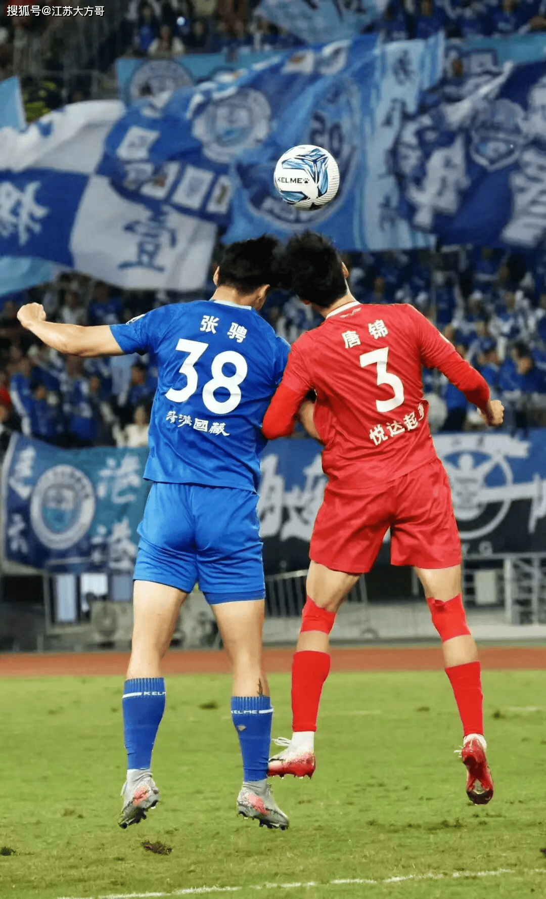 足球赛现场报道:精彩瞬间惊艳全场 足球赛现场报道:精彩瞬间惊艳全场