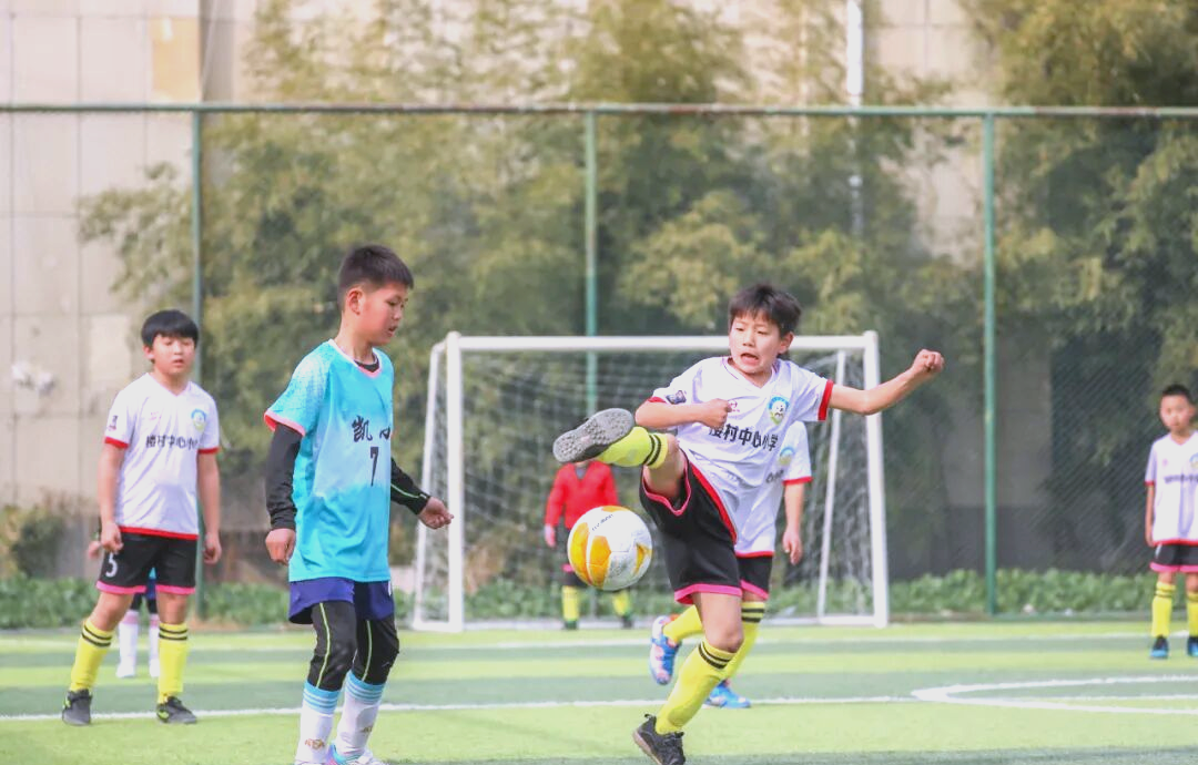 包含足球比赛精彩纷呈，球员技术风采俘获众人的词条