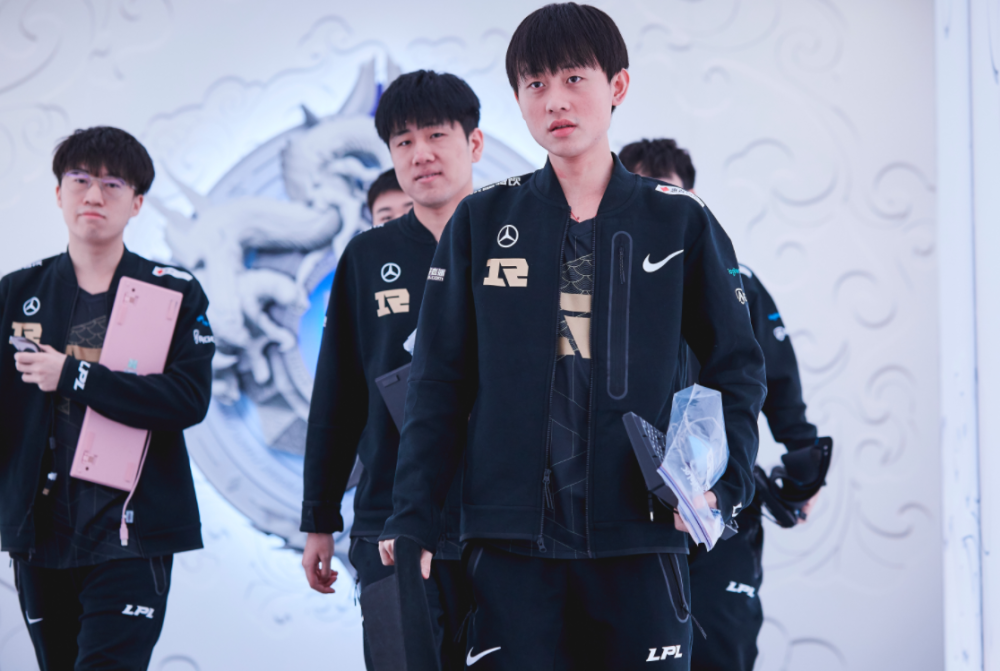 FNC绝地反击RNG，Deft制霸全场的简单介绍