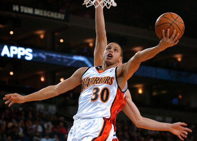 公牛逆转雄鹿B队，库里高光表现的简单介绍