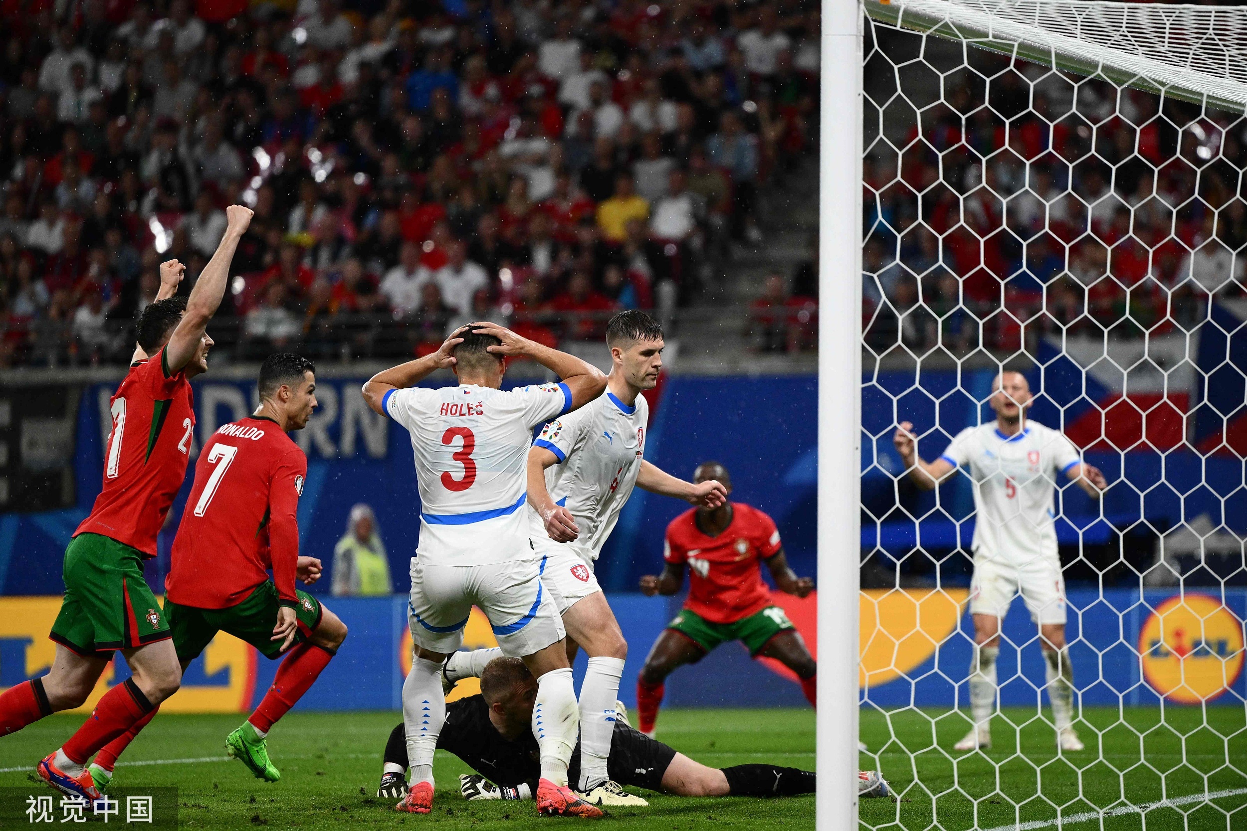 激烈角逐:欧洲国家联赛球队展现拼搏精神的简单介绍 激烈角逐:欧洲国家联赛球队展现拼搏精神的简单介绍