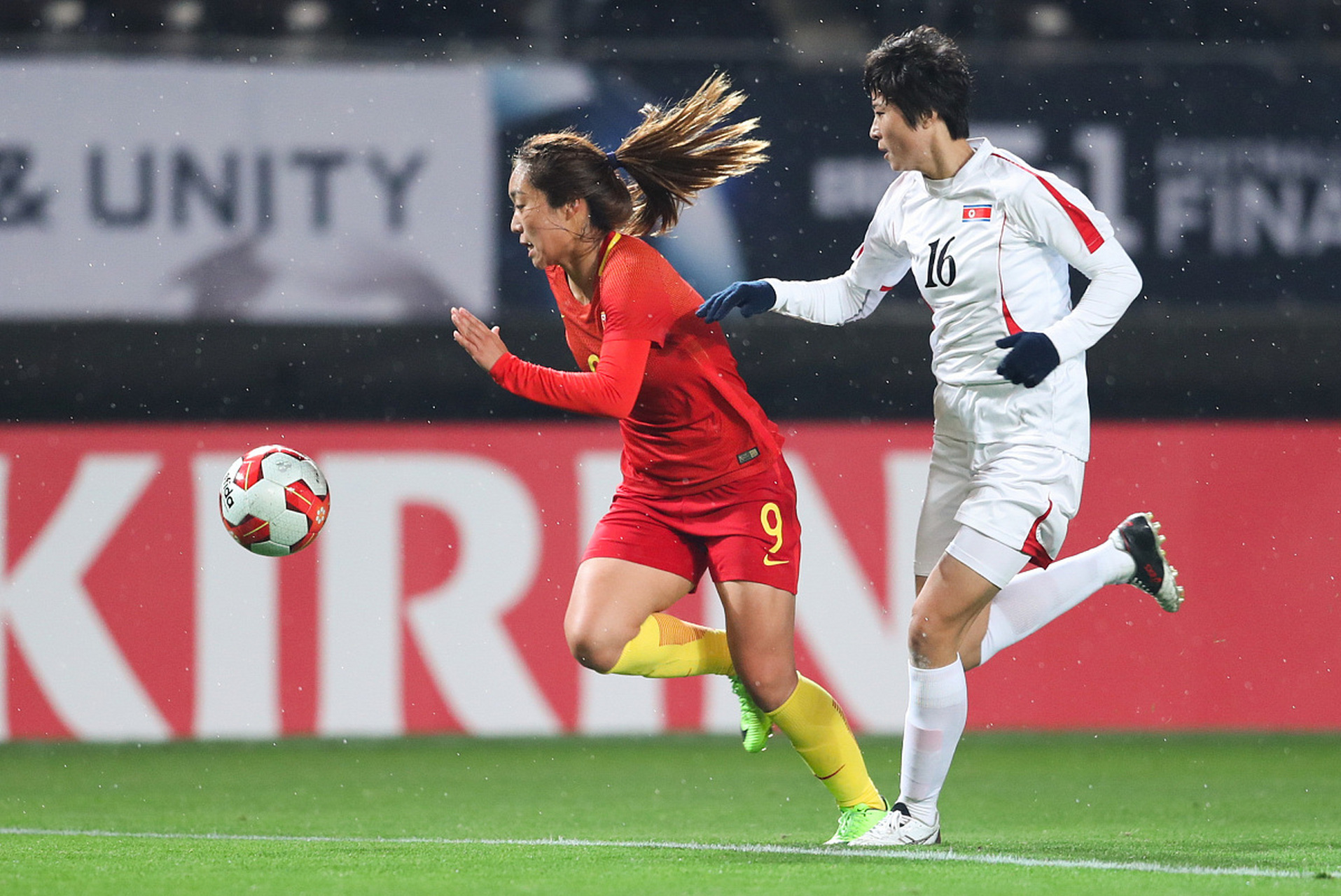 女足球员技艺精湛，斩获赛场胜利