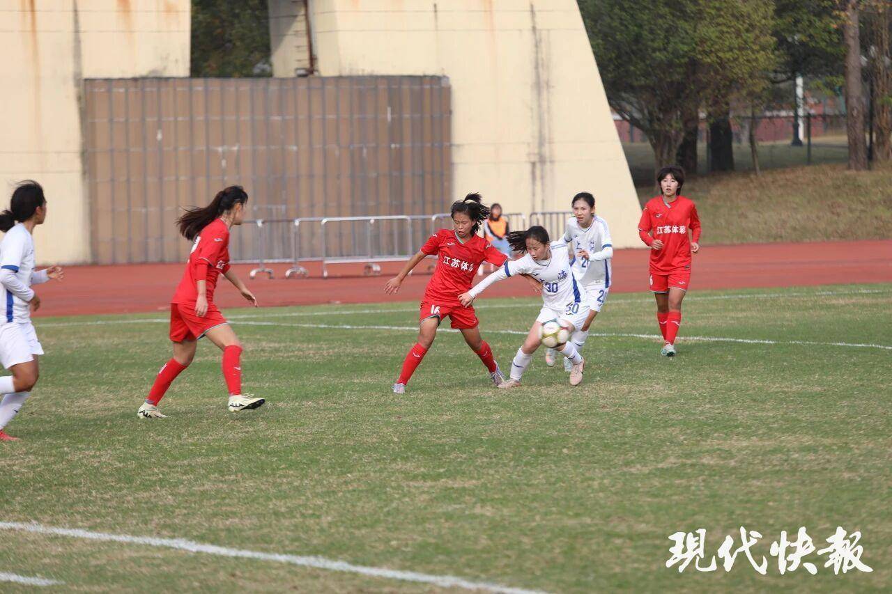 女足球员技艺精湛，斩获赛场胜利